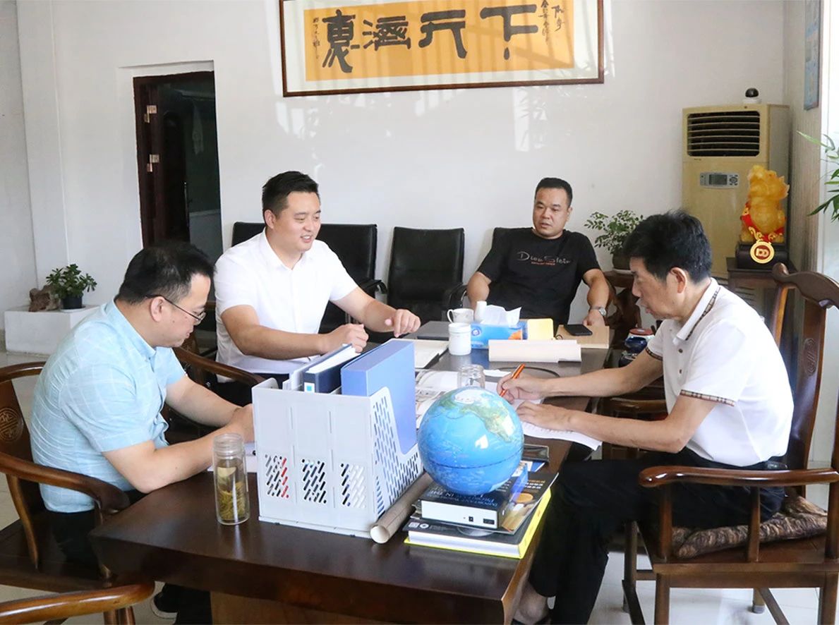 Xu Yang, a Jiangsu Siyang Gazdaságfejlesztési Zóna Befektetés-ösztönzési Iroda igazgatóhelyettese kutatás és ellenőrzés céljából ellátogatott a Zhejiang Meige Machinery-be.